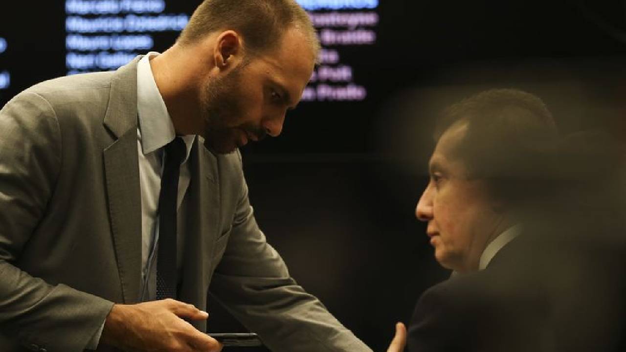 Moraes manda DPU assumir a defesa de Eduardo Bolsonaro no STF