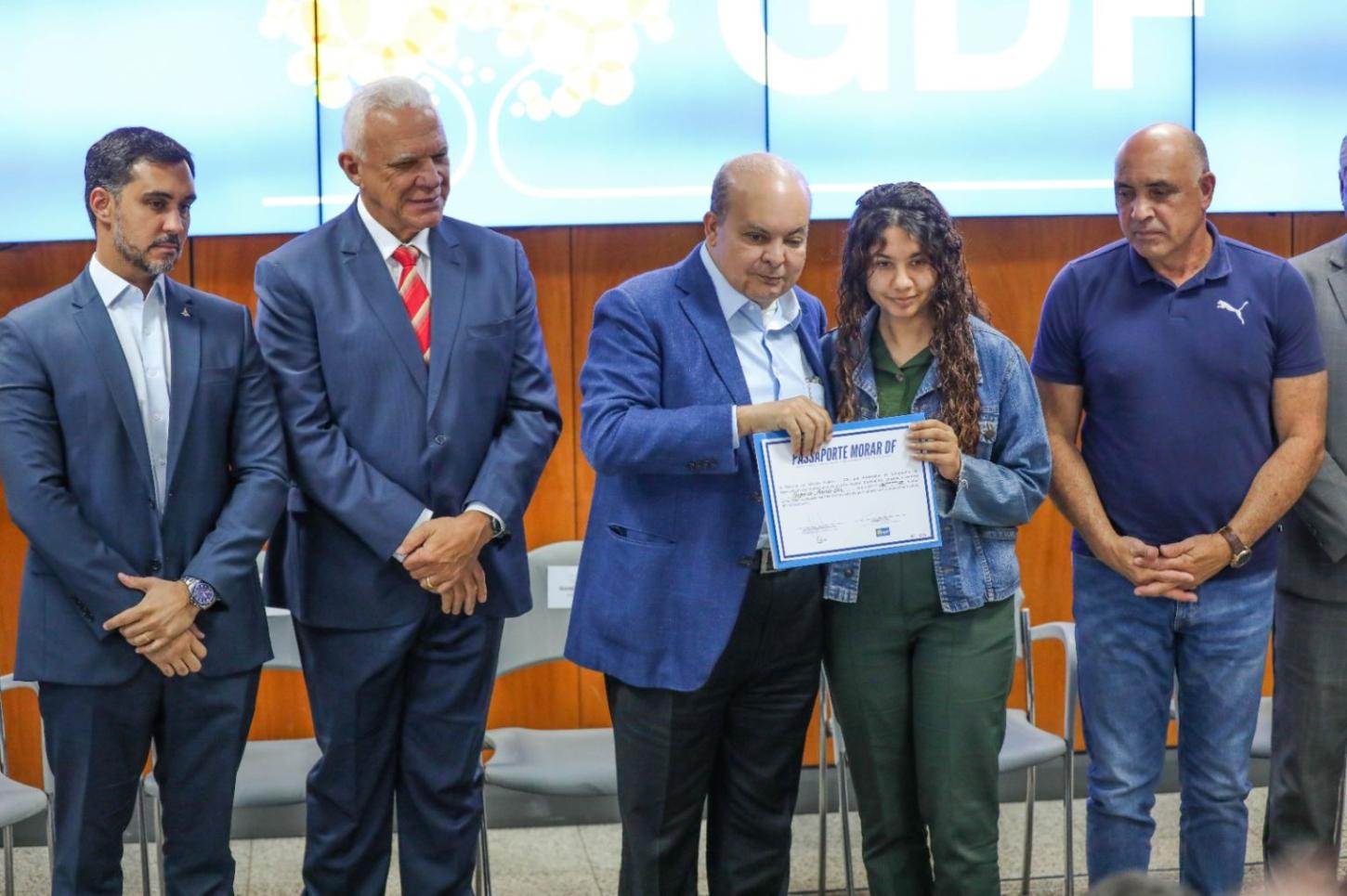 GDF repassa subsídio às primeiras famílias atendidas pelo programa Morar DF