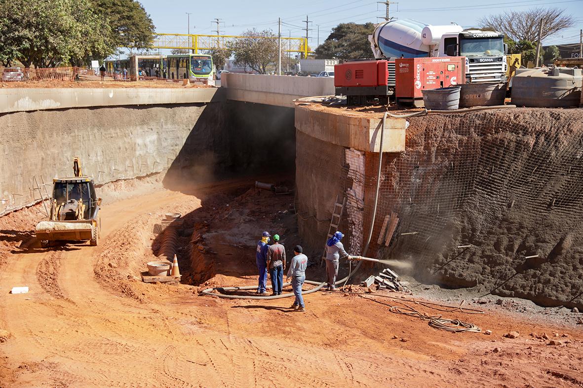 Equipes do GDF concluem escavação das trincheiras do viaduto do Riacho Fundo