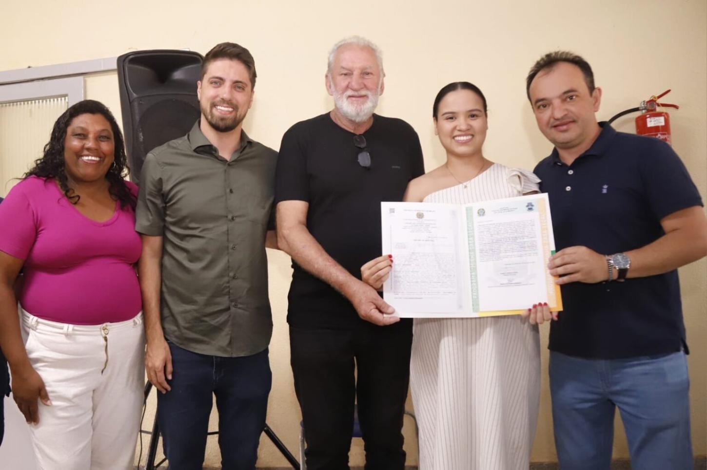 Prefeito Pábio Mossoró entrega mais 86 escrituras aos moradores de Valparaíso