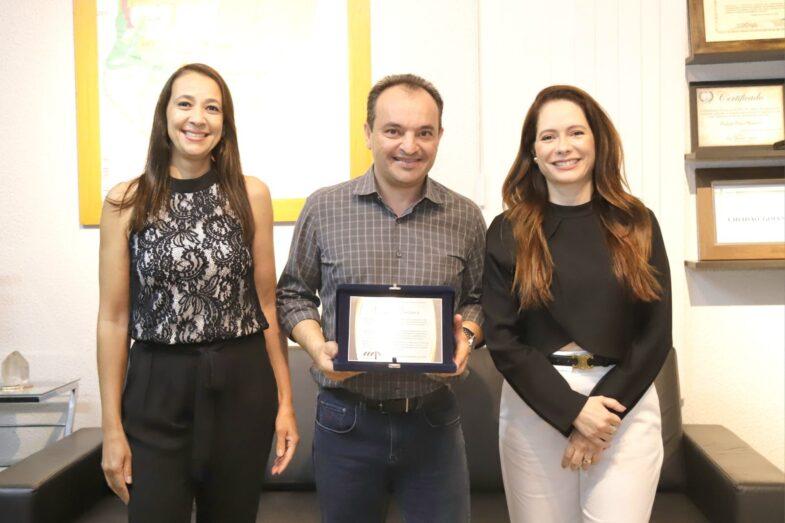 PREFEITO PÁBIO MOSSORÓ RECEBE HOMENAGEM DA 4ª PROMOTORIA DE JUSTIÇA DA COMARCA DE VALPARAÍSO DE GOIÁS