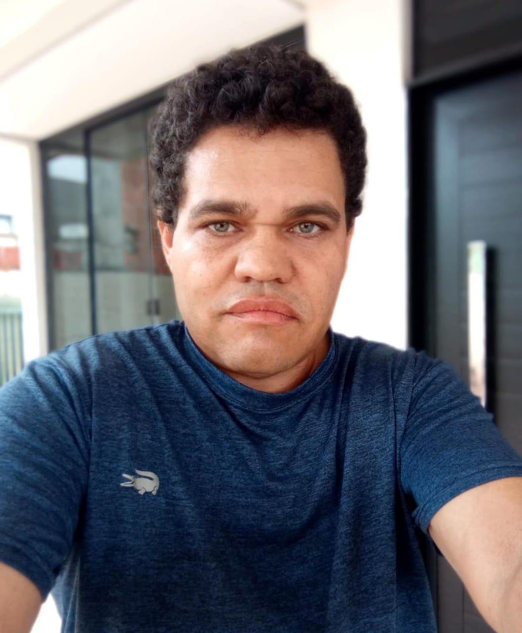 Damião da Moradia é um líder comunitário e ativista brasileiro que dedicou sua vida à luta pela moradia digna e justiça social