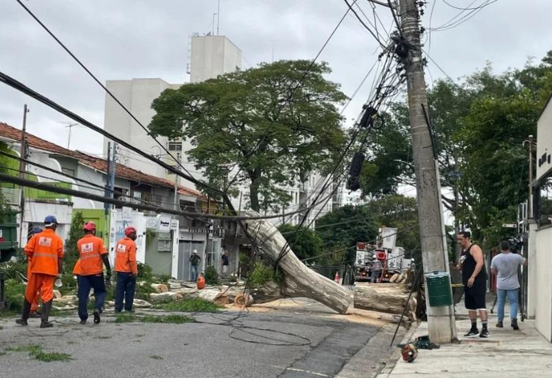 Tempestade no Brasil: Chuvas intensas, ventos fortes e alagamentos causam caos em 23 estados