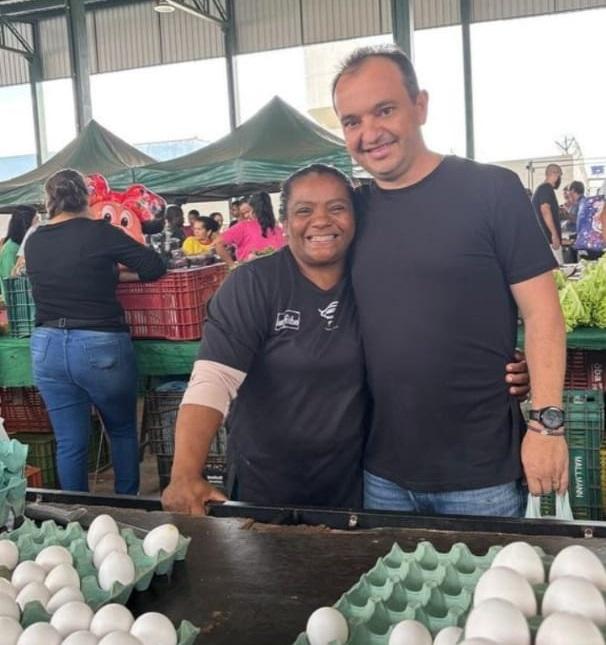Pábio Mossoró Recebe Carinho da Comunidade em Visita à Feira do Céu Azul em Valparaíso de Goiás