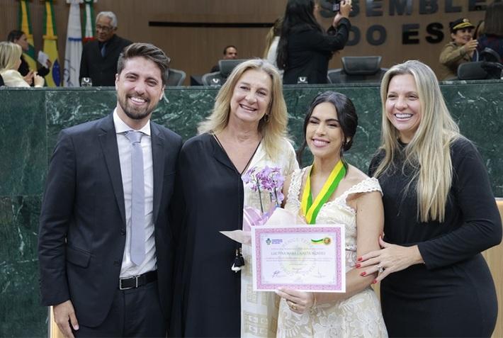 Dra. Zeli homenageia mulheres de Valparaíso de Goiás com a Comenda Berenice Artiaga