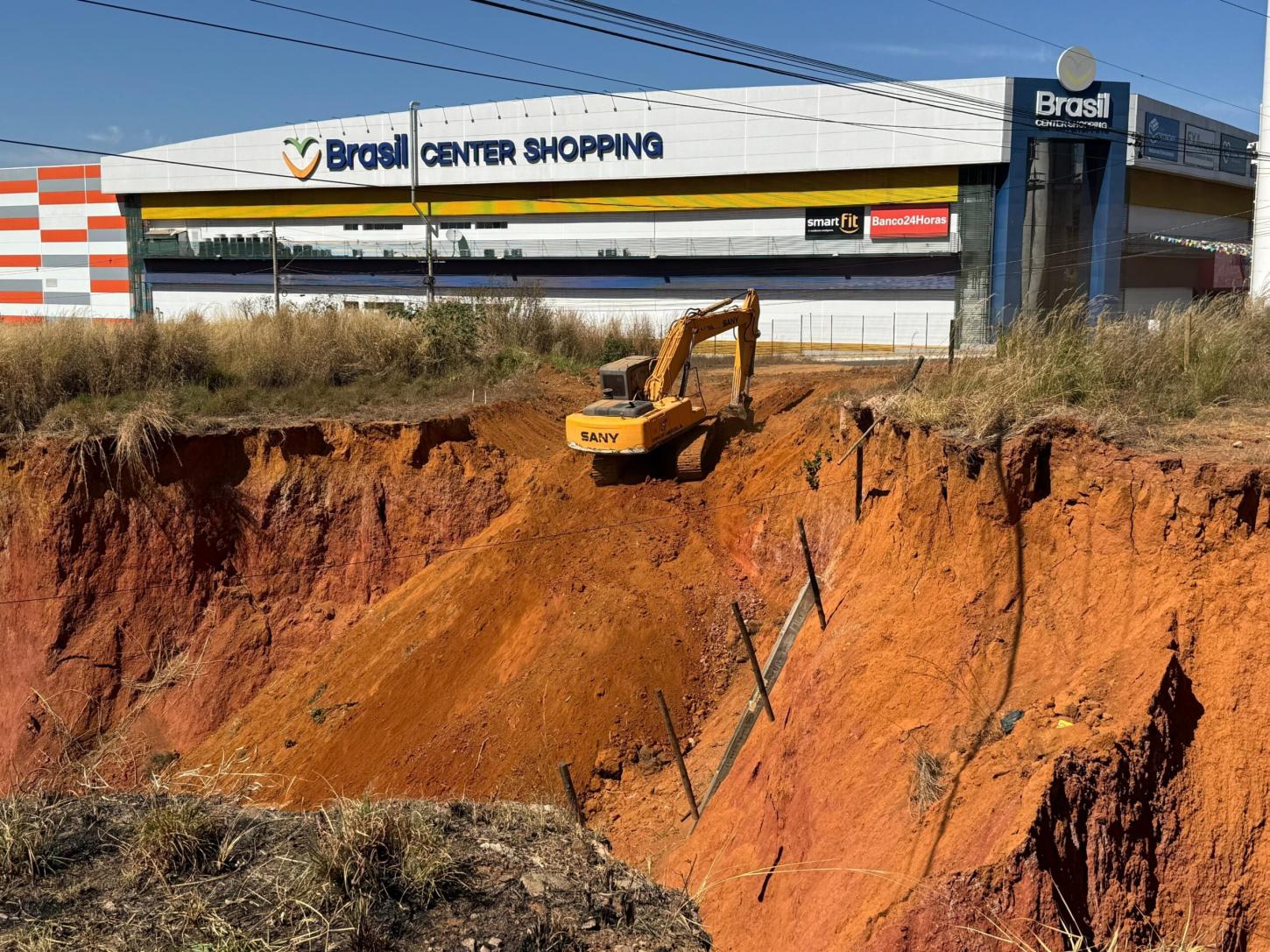 OBRAS PALIATIVAS TÊM INÍCIO NA VOÇOROCA DA BR-040 EM VALPARAÍSO DE GOIÁS