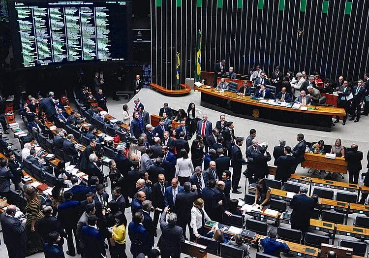 Câmara dos Deputados pode ter renovação de 60% em 2026