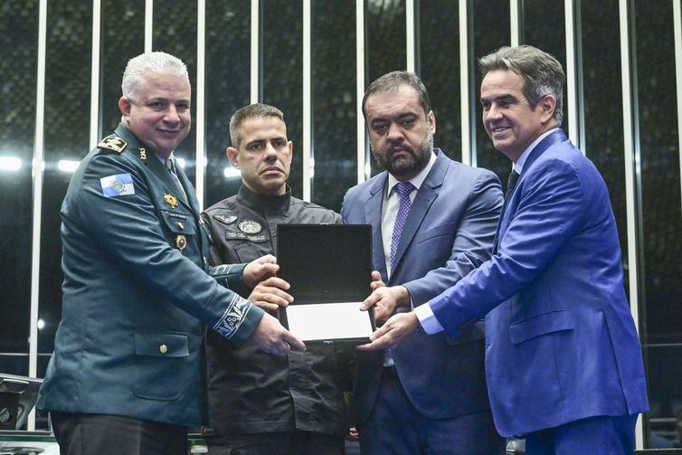 Congresso homenageia policiais mortos durante a Operação Contenção