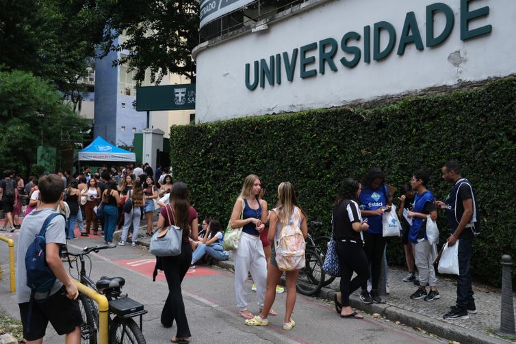 Enem 2025: candidatos fazem prova de matemática e ciências da natureza