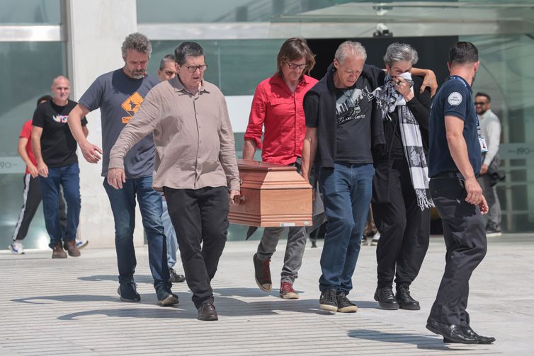 Familiares, amigos e políticos se despedem de Paulo Frateschi na Alesp