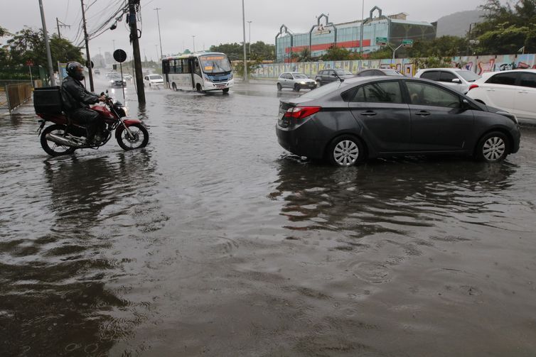 Frente fria derruba árvores e causa alagamentos no Rio de Janeiro