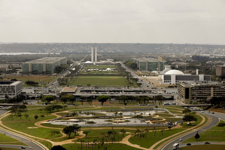 Incêndio em Ministério das Mulheres em Brasília deixa seis feridos