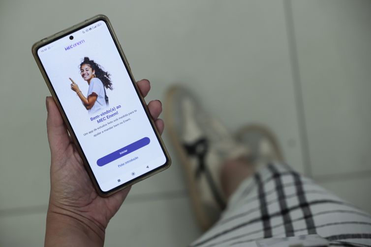 Participantes do Enem podem estudar por aplicativo do MEC