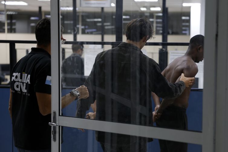 Polícia combate Comando Vermelho na  Vila Kennedy, no Rio