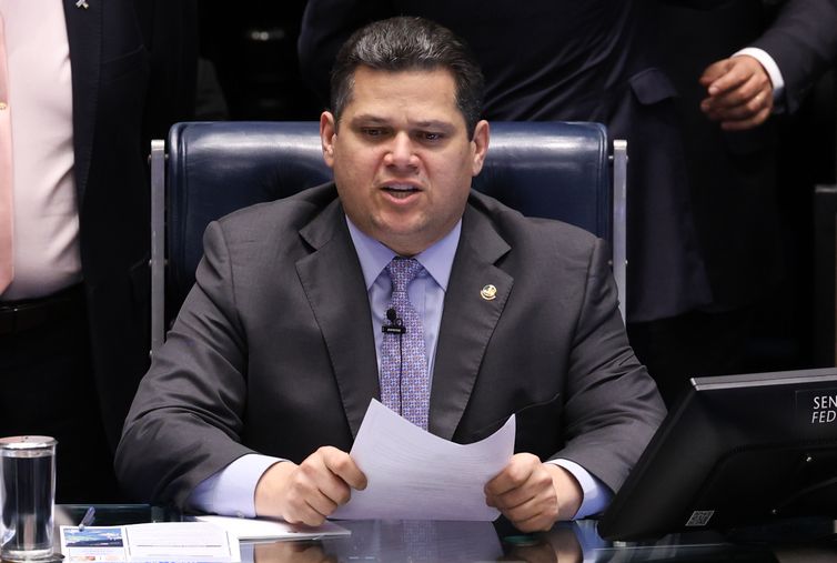 Alcolumbre cancela calendário para sabatina de Jorge Messias ao STF