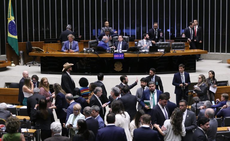 Câmara analisa pedido de perda do mandato da deputada Carla Zambelli; acompanhe