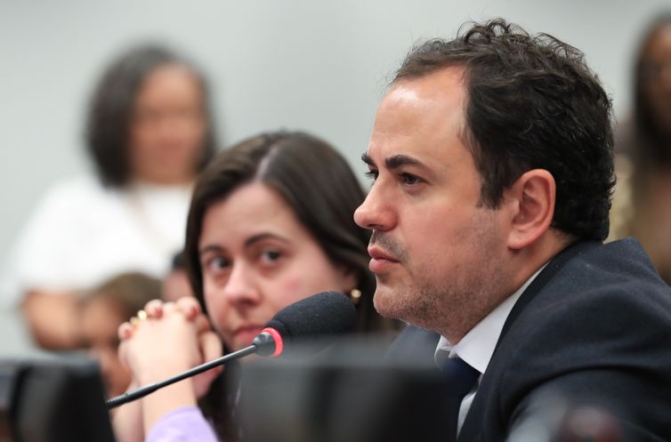 Câmara decide suspender Glauber Braga por 6 meses