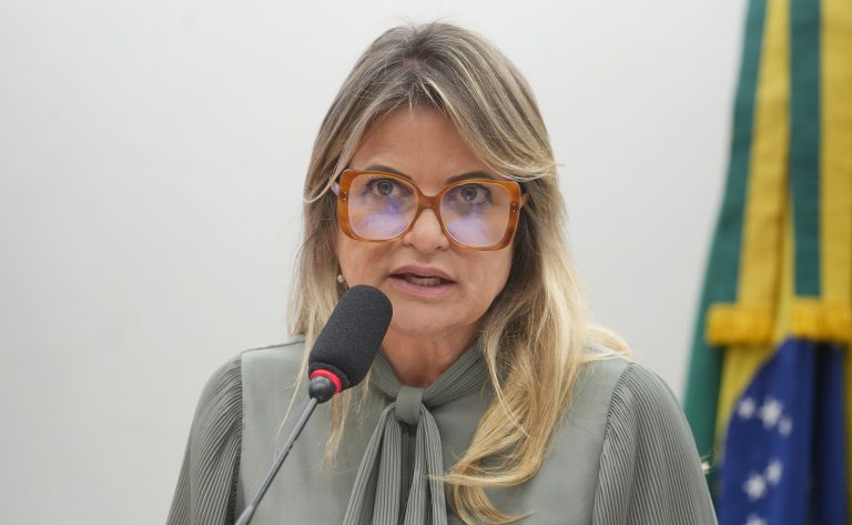 Comissão aprova medidas para inclusão de mulheres acima de 50 anos no mercado de trabalho