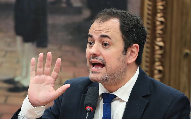 Glauber Braga é retirado à força após ocupar mesa da Câmara