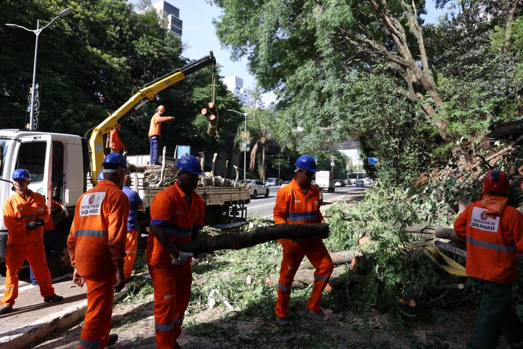 Há dois dias sem luz, moradores de São Paulo se adaptam e protestam