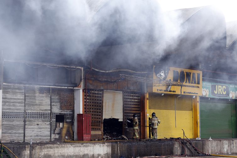 Incêndio no Ceasa/Rio está controlado; bombeiros trabalham no rescaldo