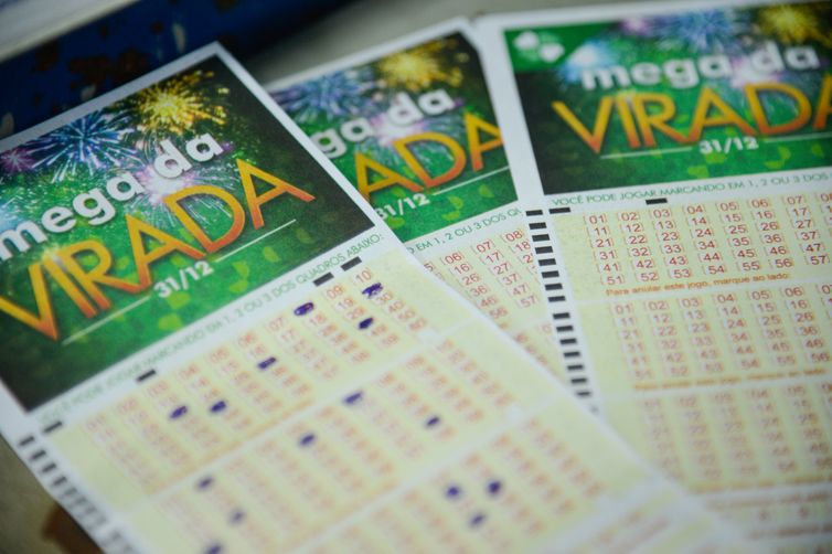Lotéricas ficam cheias em dia de sorteio da Mega da Virada