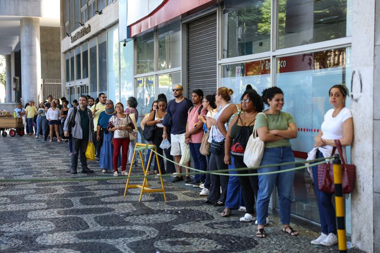 Mais de 42 mil fazem provas discursivas do CNU 2025 neste domingo