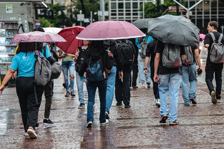 Meteorologia faz alerta de grande perigo de tempestade em três estados