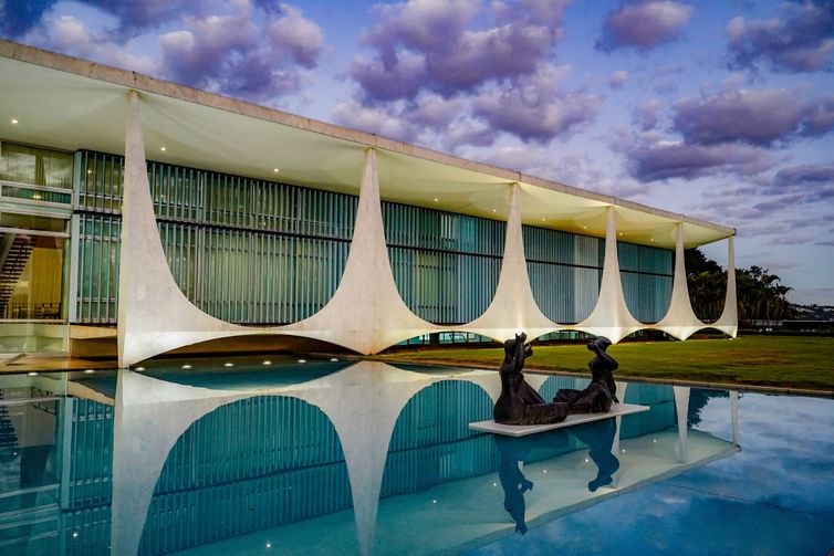 PF acha documentos no Alvorada e pede para interrogar Bolsonaro