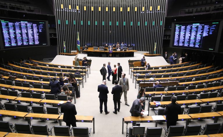 Deputados analisam proposta de reestruturação da carreira dos servidores da Câmara