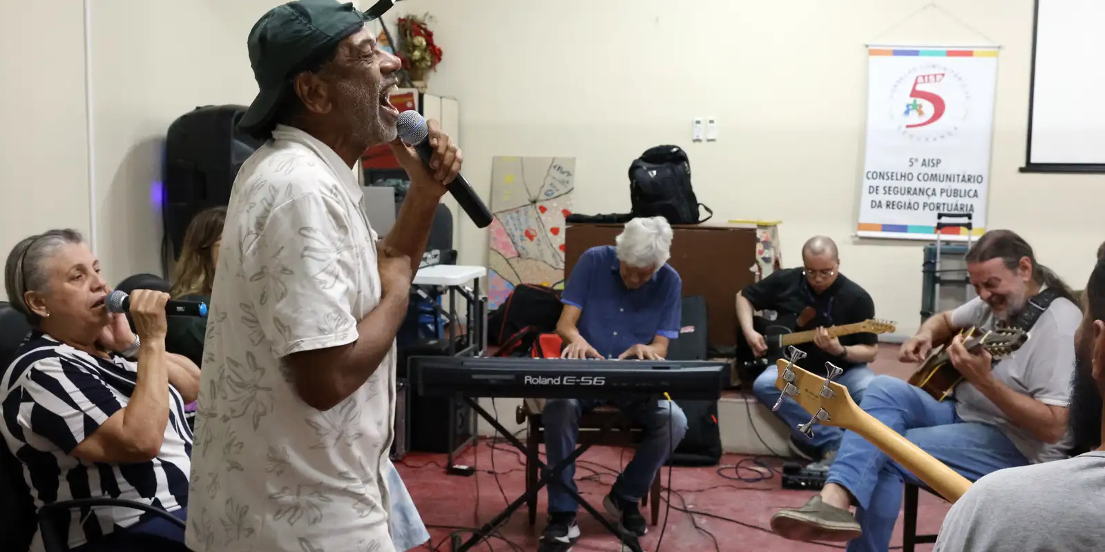 Com 25 anos, grupo musical de pacientes psiquiátricos lança novo álbum