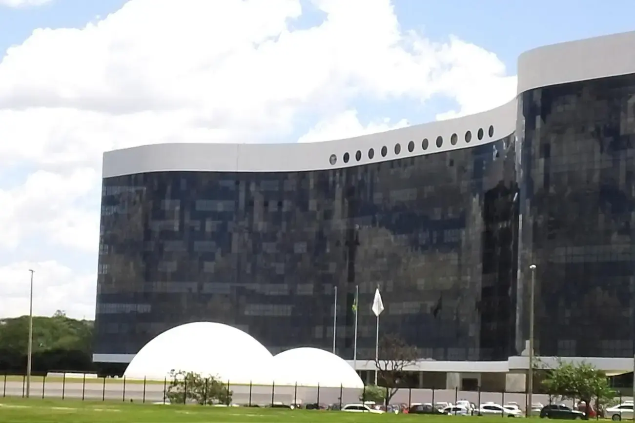 O TSE não pode impedir que o eleitor do Distrito Federal tenha o direito de escolher entre Arruda, Celina, Grass, Cappelli e Belmonte.