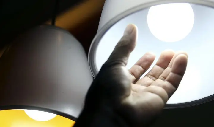 Aneel mantém bandeira verde e conta de luz não terá acréscimo em abril