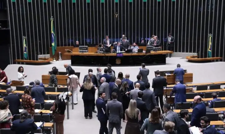 Câmara analisa projeto que proíbe sigilo em gastos públicos com viagens de autoridades; acompanhe