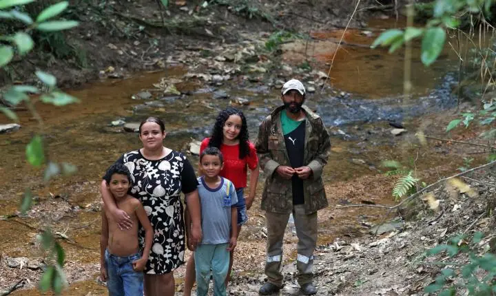 Crianças de comunidade quilombola andam na escuridão para ir à escola