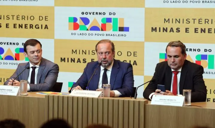 Governo cria subsídio de até R$ 0,89 para segurar preço da gasolina