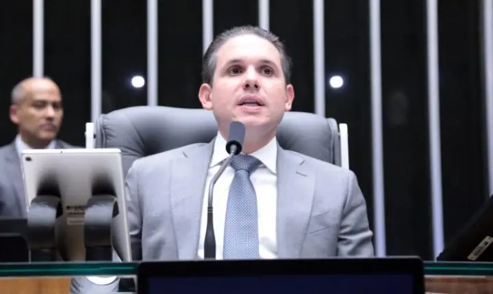 Motta condiciona votação sobre combustíveis à retirada de urgência de projeto da redução de jornada